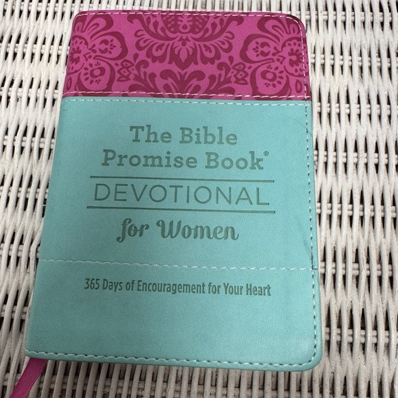 The Bible Promise Book Devotional for Women: 365‎ Days of Encouragement for Your - Picture 1 of 3